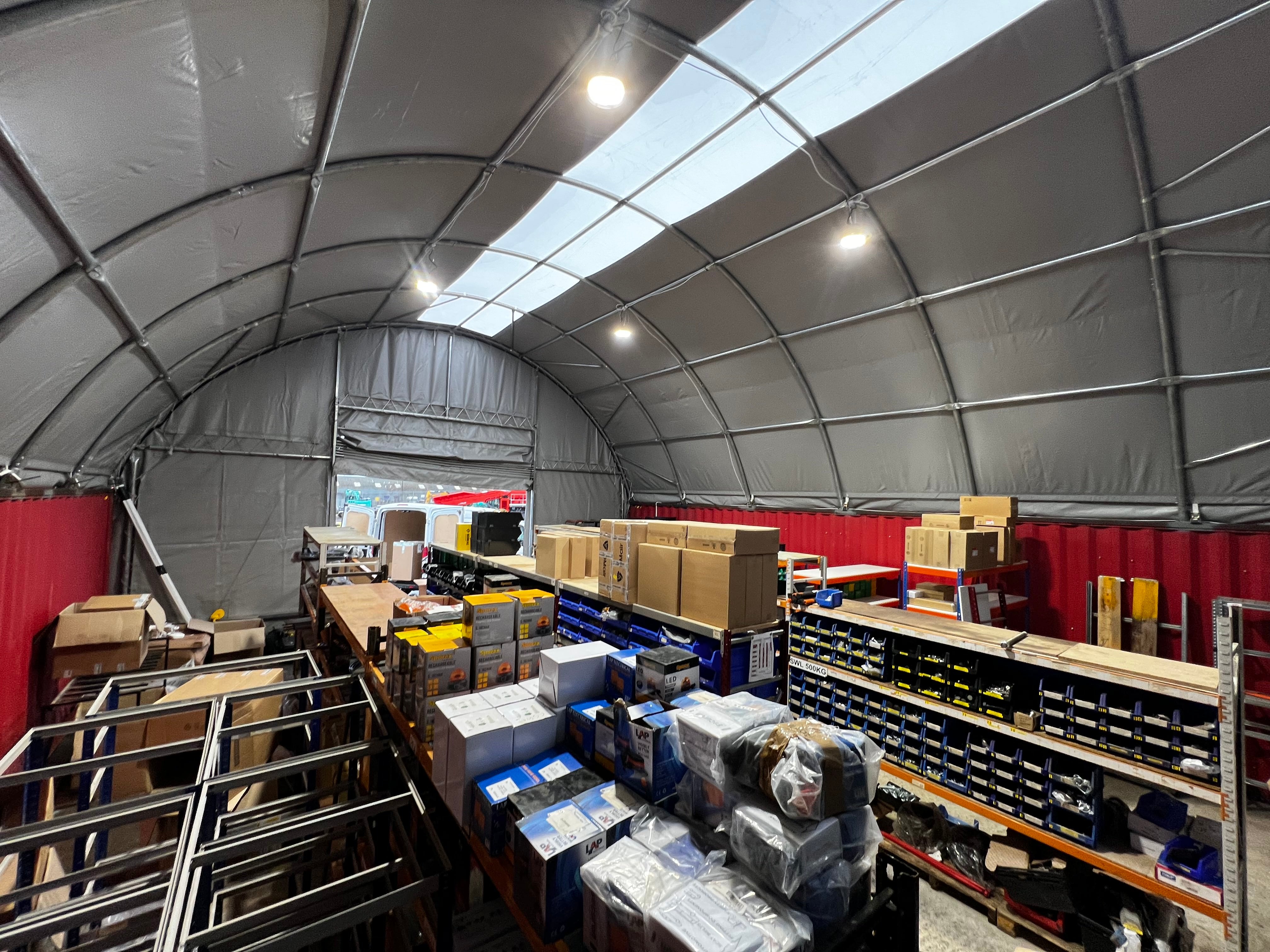 Auvents de conteneurs - 33 pieds x 40 pieds x 12 pieds (10 mx 12 mx 3,6 m)