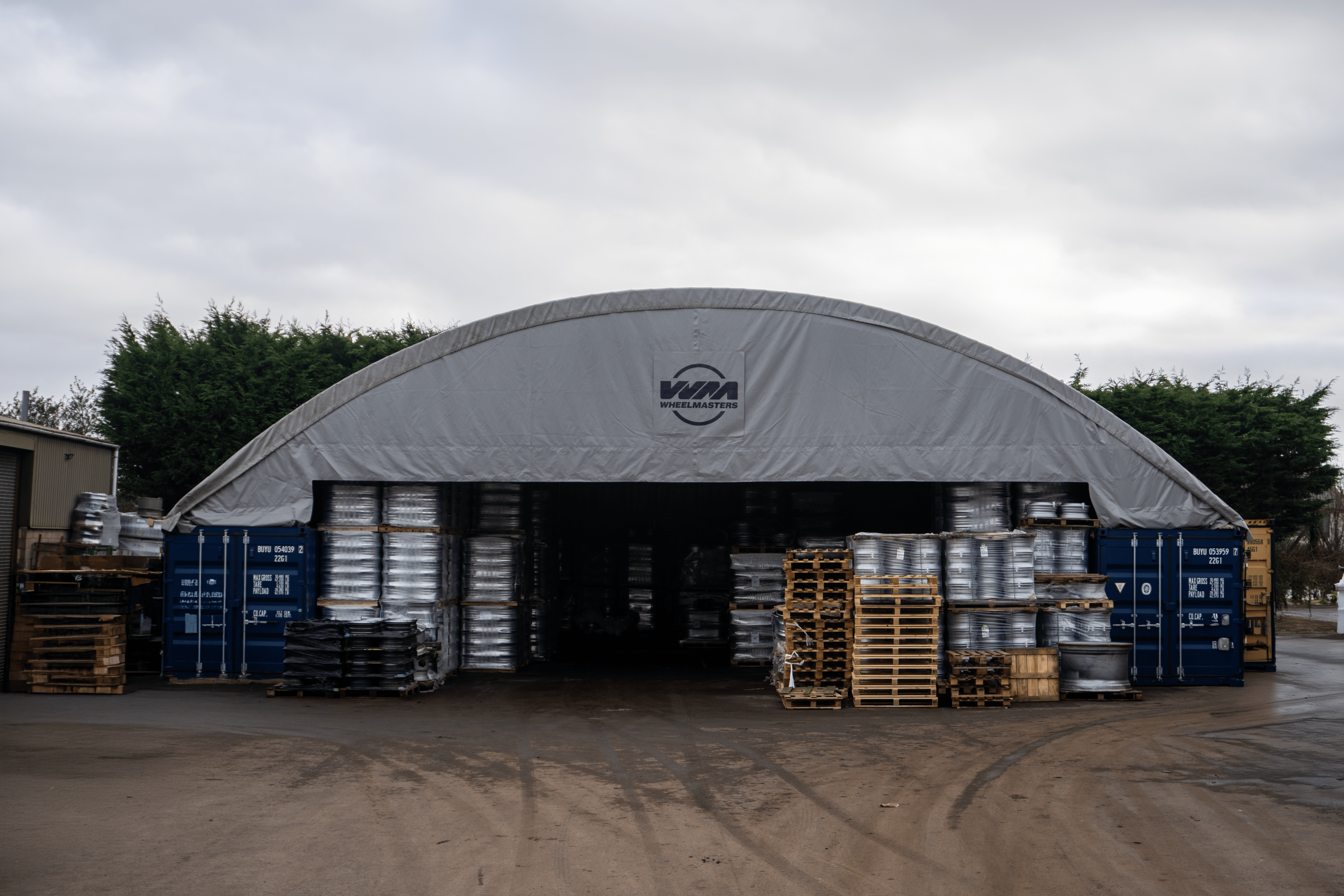 Container-Unterstand - 60ft x 40ft x 20ft (18.3m x 12m x 6m) außen an Containern installiert